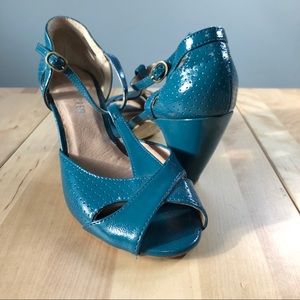 Chelsea Crew Peep Toe Pumps in teal. Size 6.5